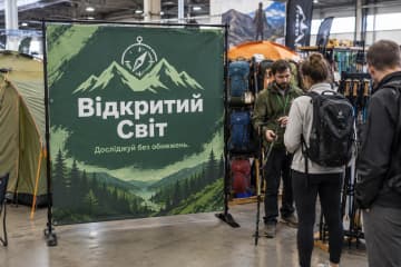 Брендвол Prime розміром 200×200 см для «Відкритий Світ» стоїть на виставці туристичного спорядження біля наметів.