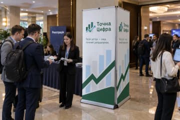 Подвійний рол-ап Duo розміром 120×200 см стоїть на конференції з бухгалтерії біля столу реєстрації та учасників.