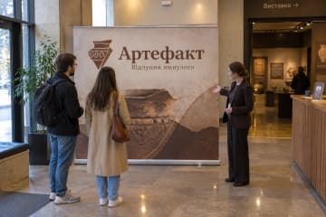На фото ролл-ап Grand розміром 200×300 см у вестибюлі музею біля входу на виставку.
