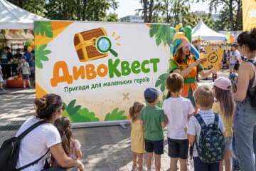 На фото ролл-ап Grand розміром 240×200 см у дитячій зоні сімейного фестивалю.