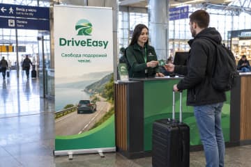 Ролл-ап Prime 80×200 см у зоні прокату авто в холі київського вокзалу.