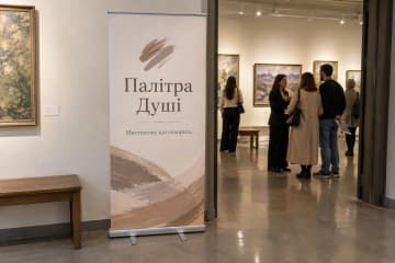 Ролл-ап Classic Plus 85×200 см у галереї мистецтв біля входу до експозиції, на фото добре видно широку касету з хромованими торцями.