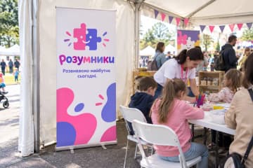 Ролл-ап Classic Plus 100×200 см на сімейному фестивалі біля дитячої зони, видно широку касету та хромовані торці.