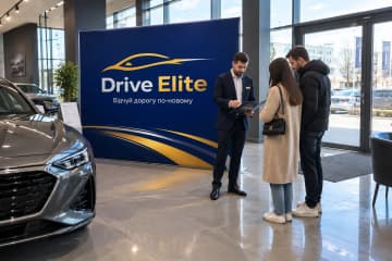 На фото текстильний стенд Тексвол 250×300 см в автосалоні поруч із новим автомобілем та відвідувачами.
