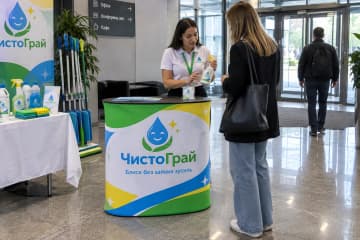 Овальний промостіл Oval Textile розміром 80×48 см у лобі офісного центру для сервісу прибирання.