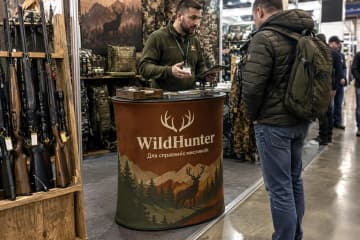 Овальний промостіл Oval Textile розміром 80×53 см на виставці мисливського спорядження.
