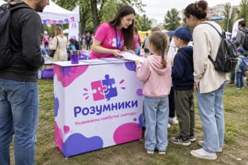 На фото промостіл Textile розміром 103×40 см на сімейному фестивалі в дитячій зоні.