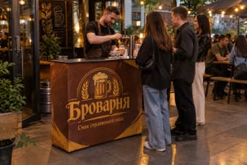 На фото промостіл Textile розміром 103×40 см на вечірньому дегустаційному заході біля бару.