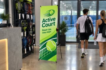 Х-банер Junior 80×180 см для тенісного клубу Active Court у лобі поруч із рецепцією.