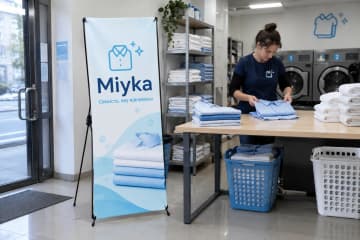 Х-банер Junior 60×160 см для пральні Miyka біля столу видачі білизни.