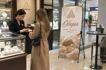 У ювелірному салоні біля вітрини встановлено Х-банер Royal 120×200 см на Х-подібному каркасі з натягнутим банером.