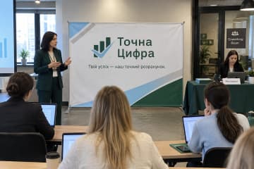 У конференц-залі під час семінару стоїть великий Х-банер Grand 300×200 см.