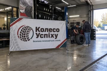 У шинному магазині біля сервісної зони встановлено Х-банер Grand 400×200 см.