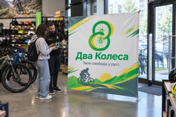 Х-банер Grand 200×200 см у веломагазині біля входу та велосипедів.