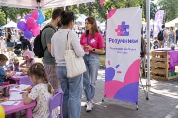 Х-банер Prime 80×180 см на сімейному фестивалі біля дитячих столів і батьків.