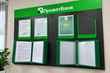 Настінний інформаційний стенд банку з кишенями і перекидними рамками
