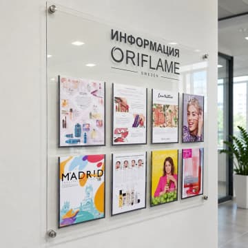 Акриловий інформаційний стенд з вісьмома кишенями на стіні офісу