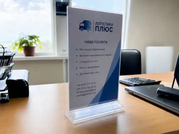 Менюхолдер з переліком послуг на офісному столі