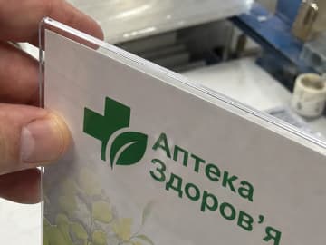 Акриловий менюхолдер крупним планом, видно прозорий край