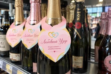 Некхенгери у формі серця на пляшках ігристого вина
