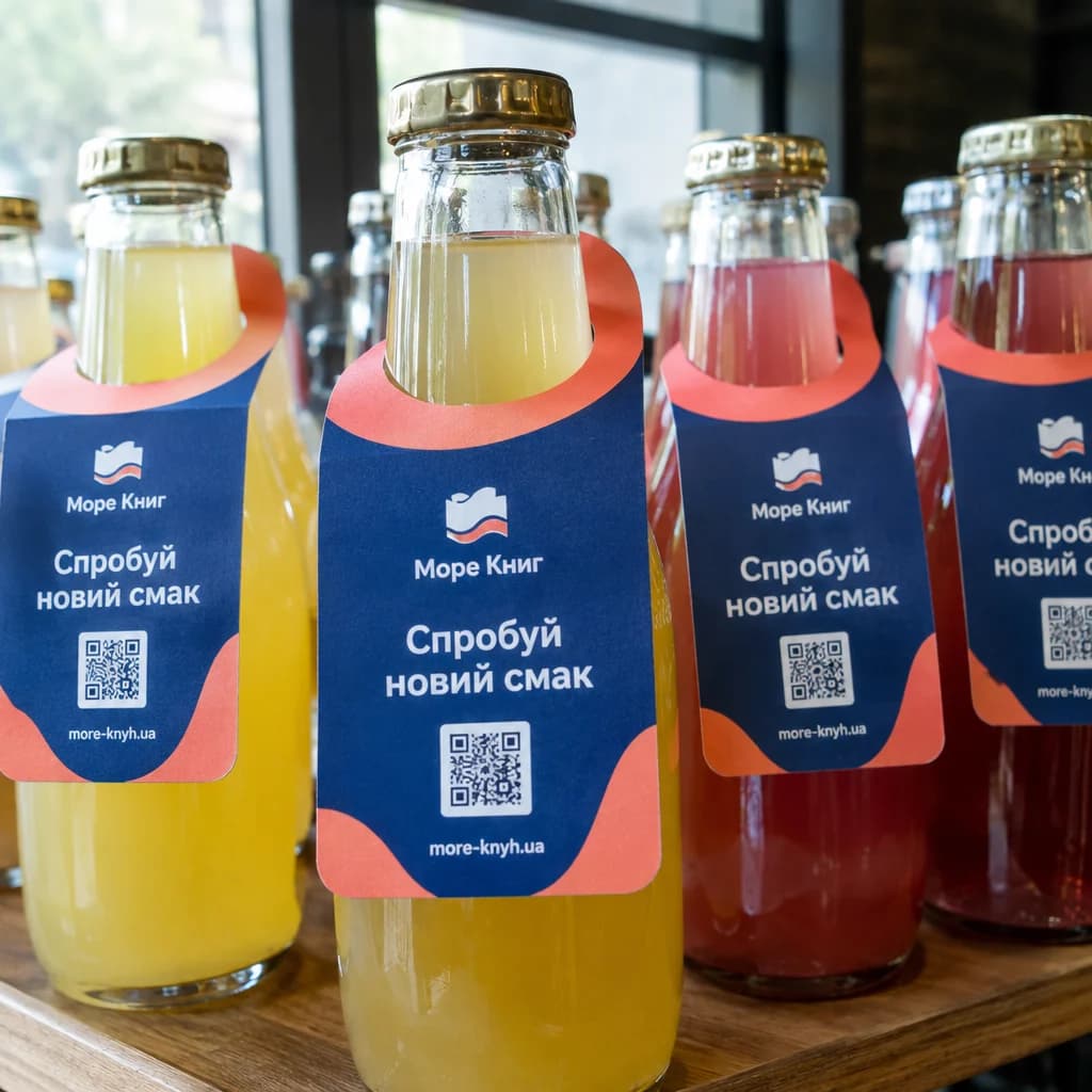 Некхенгери з QR-кодом на скляних пляшках із соком