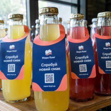 Некхенгери з QR-кодом на скляних пляшках із соком