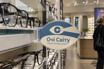 Фігурний eye-стопер на полиці з окулярами в оптиці