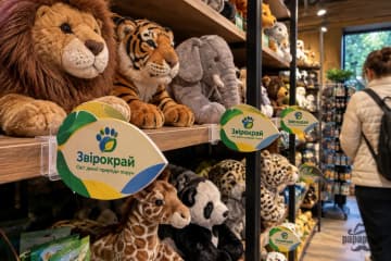 Фігурні стопери на полицях з м'якими іграшками