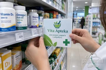 Квадратний стопер встановлюють на полицю з вітамінами в аптеці
